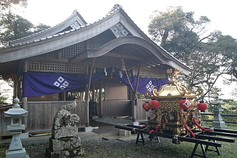 城山神社にはすでに神輿が設置されていました